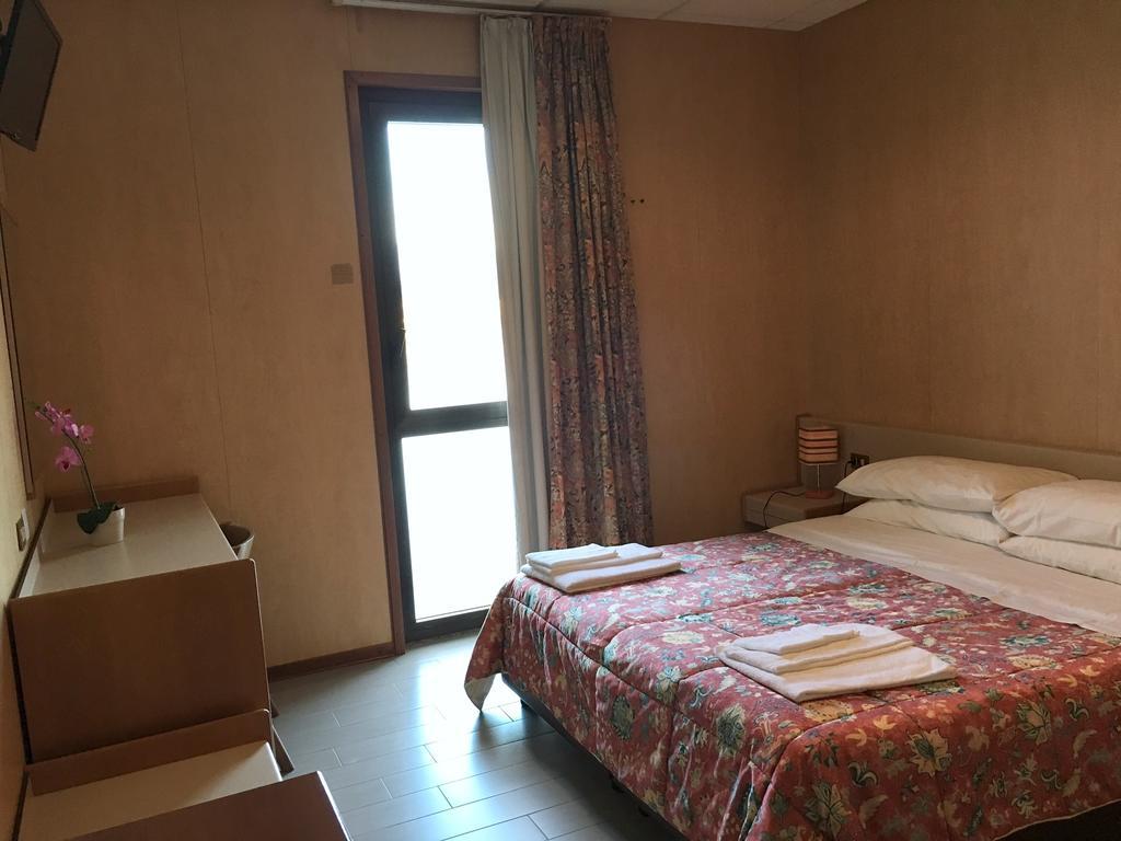 Hotel Socrate ラヴェーナ・ポンテ・トレーザ エクステリア 写真